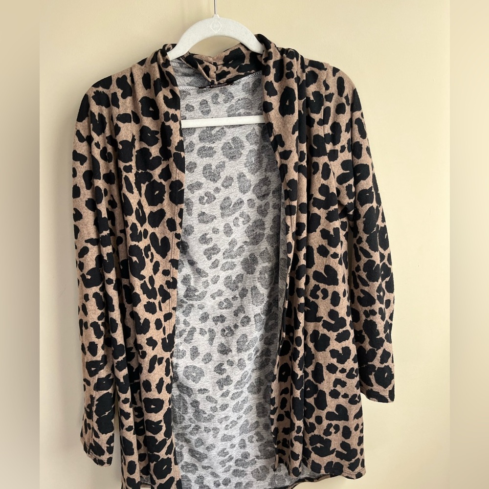 Light cardigan in classic cheetah print